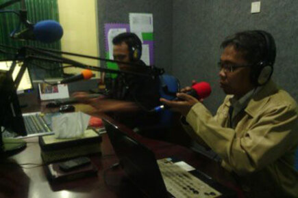 Ustadz Achmad Sukron Mengisi Kajian On Air di Radio Sham Suara Muslim Surabaya