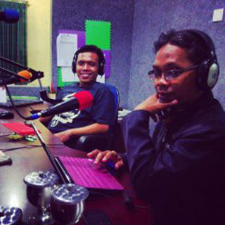 Ustadz Achmad Sukron Mengisi Kajian On Air di Radio Sham Suara Muslim Surabaya